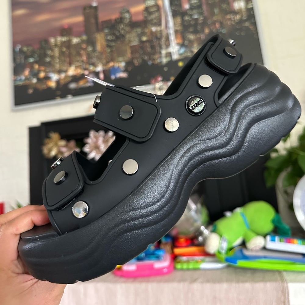 Crocs Womens size 7(runs big) fit to size 8